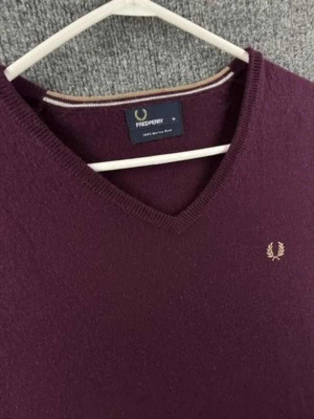Fred Perry Wool Logo Medium Sweater Long Sleeve V-Neck Pullover Maroon Men Knit